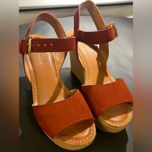 Tommy Hilfiger Women's burnt orange/rust Wedge Sandals 🐅🧡